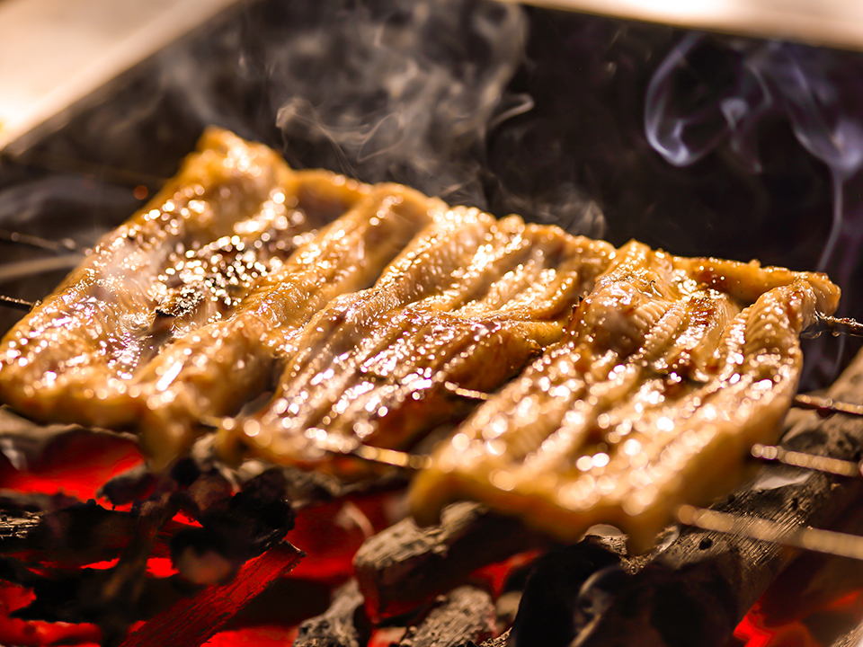 秘伝のタレで焼く穴子